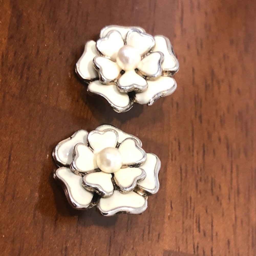 Vintage Silver Tone Cream Flower With Pearl Stud Earrings. - Picture 16 of 16